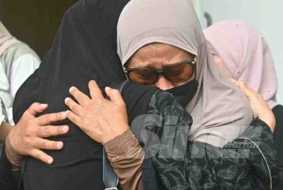 Ibu kepada arwah Nur Atiqah, Norlia Abdul Manaf tidak dapat menahan sebak ketika ditemui di unit forensik HoSHAS pada Selasa. 