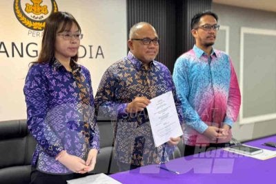 Mohammad Zahir (tengah) memaklumkan tiada sebarang pertukaran tempat duduk ADUN pembangkang sempenanMesyuarat Kedua Tahun Keempat Dewan Negeri yang ke-15 Perak Darul Ridzuan yang akan berlangsung selama tiga hari bermula 8 September ini.