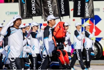 HONOR mencipta kejutan apabila robot humanoid miliknya membuat kemunculan di Perbarisan Sambutan Hari Merdeka peringkat kebangsaan Malaysia buat julung kalinya, di hadapan kira-kira 100,000 penonton.
