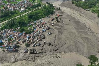 Keadaan kawasan berhampiran tebing Sungai Trishuli yang musnah akibat banjir kilat melanda daerah Nuwakot, Nepal pada 26 Ogos 2026. - Foto: AP