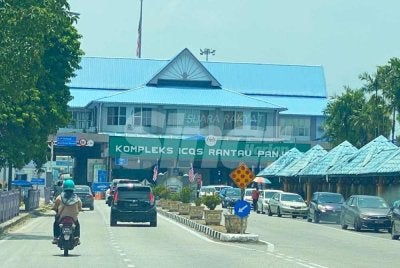 Tinjauan Sinar Harian di ICQS Rantau Panjang pada Isnin mendapati masih ada kenderaan tempatan memasuki Thailand walaupun jumlahnya berkurangan. 