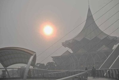 Pemandangan Bangunan Dewan Undangan Negeri (DUN) Sarawak kelihatan kabur akibat jerebu dengan merekodkan bacaan Indeks Pencemaran Udara (IPU) pada tahap tidak sihat setakat 5 petang.
-- fotoBERNAMA (2026) HAK CIPTA TERPELIHARA