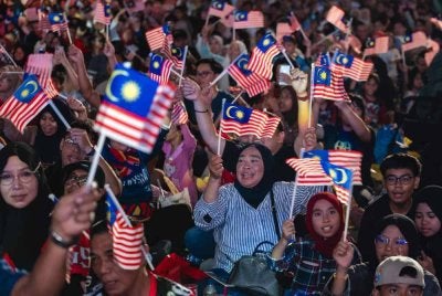 Orang ramai memeriahkan Festival Ambang Merdeka 2026 dengan mengibarkan Jalur Gemilang di Dataran Merdeka.
--fotoBERNAMA (2026) HAK CIPTA TERPELIHARA
