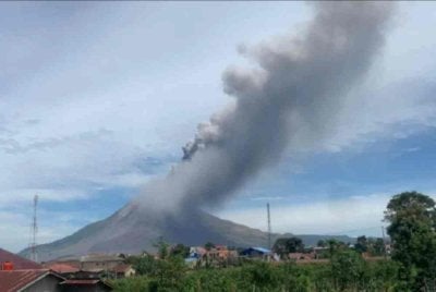 Rakyat Malaysia yang berada di, atau, dalam perjalanan ke Kabupaten Karo, Sumatera Utara, dinasihatkan supaya sentiasa berwaspada dan mengelakkan kawasan sekitar Gunung Sinabung. - Agensi