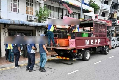 Anggota penguat kuasa MBPP menyita pelbagai barangan dari premis yang diserbu.- Foto: FB MBPP