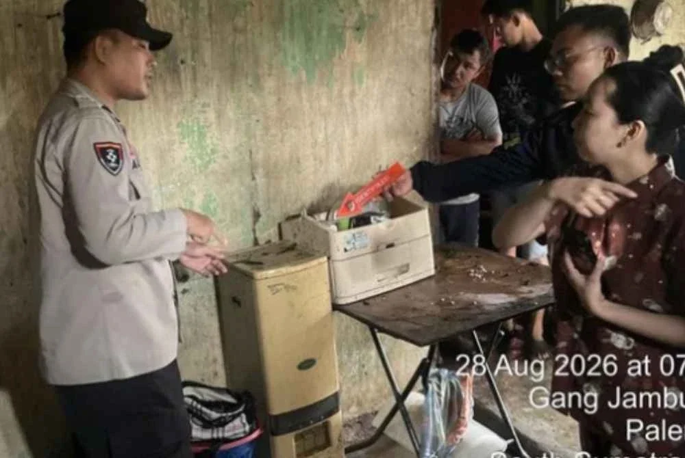 Polis menjalankan siasatan di lokasi kejadian selepas kebakaran berlaku di rumah mangsa di Palembang, Sumatera Selatan. FOTO: Polsek Sukarami.