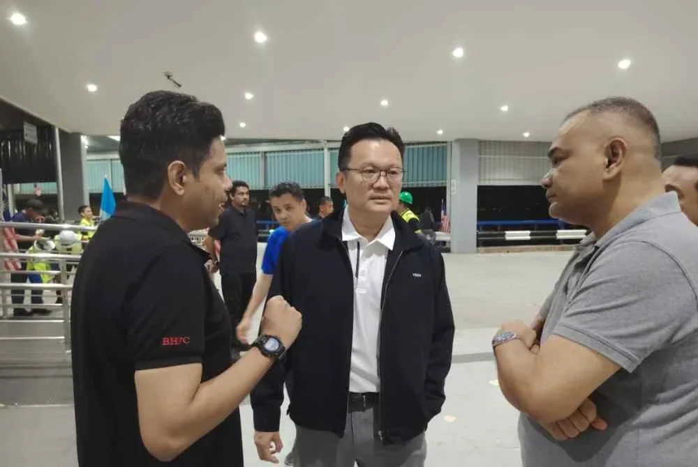 Soon Hin (tengah) berada di lokasi kejadian bagi mendapatkan maklumat terkini berhubung kejadian berkenaan.