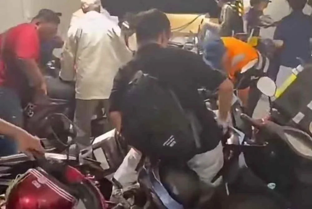 Penumpang mula menjerit dan keadaan menjadi kelam-kabut apabila motosikal turut bergelimpangan.