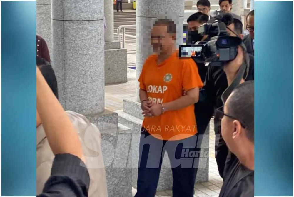Beliau yang memakai baju jingga dan bergari tiba jam 10.25 pagi Rabu diiringi pegawai Suruhanjaya Pencegahan Rasuah Malaysia (SPRM) sebelum dibawa masuk ke mahkamah majistret.