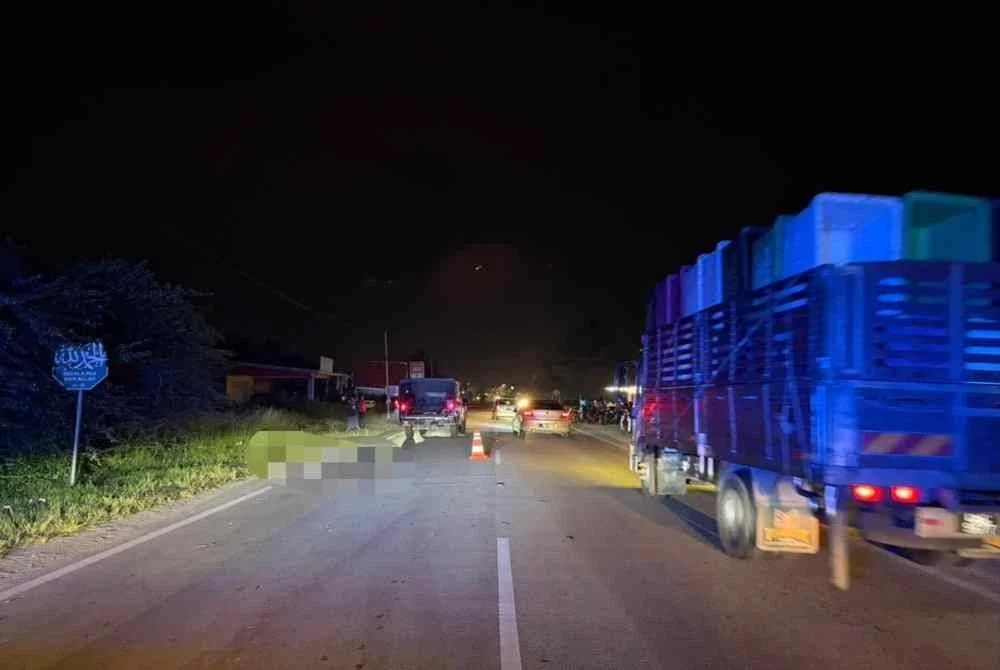 Percutian seorang pelancong berakhir tragedi apabila dia maut selepas dilanggar sebuah kenderaan ketika berjalan kaki di bahu jalan di kilometer 24.5 Jalan Persekutuan Melawi-Kuala Besut, Pasir Puteh pada Selasa. Foto:PDRM