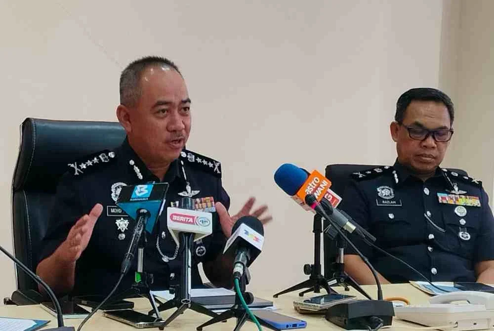 Mohd Alwi (kiri) ketika sidang media di IPD Sungai Siput pada Rabu.