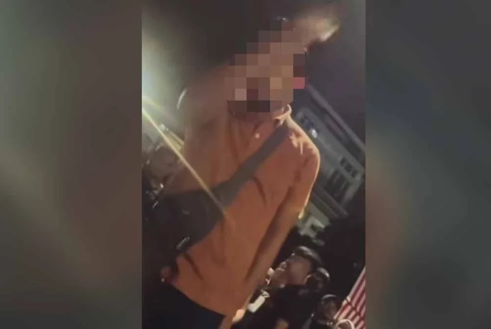 Tangkap layar rakaman video tular memaparkan lelaki yang disyaki mencetuskan provokasi di Dataran Putrajaya pada Isnin.
