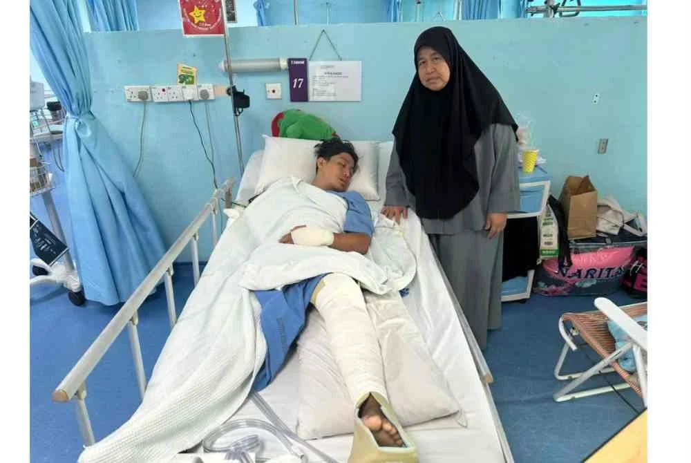 Hasrat Mohamad Hafifie mencari wang perbelanjaan pengajian serta membantu keluarga dengan bekerja sambilan bertukar tragedi apabila dia kini terlantar di HPUSM Kubang Kerian, Kota Bharu selepas terbabit dalam kemalangan jalan raya pada 28 Ogos lalu, disampingnya ialah ibu, Kamariah.