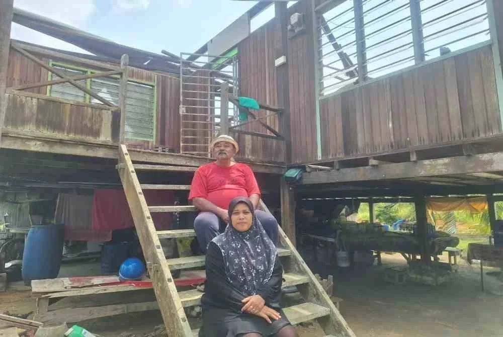 Zainuddin dan Roslinda berada di tangga kediaman itu selepas kejadian ribut dipercayai berpunca daripada fenomena belalai gajah pada Rabu.