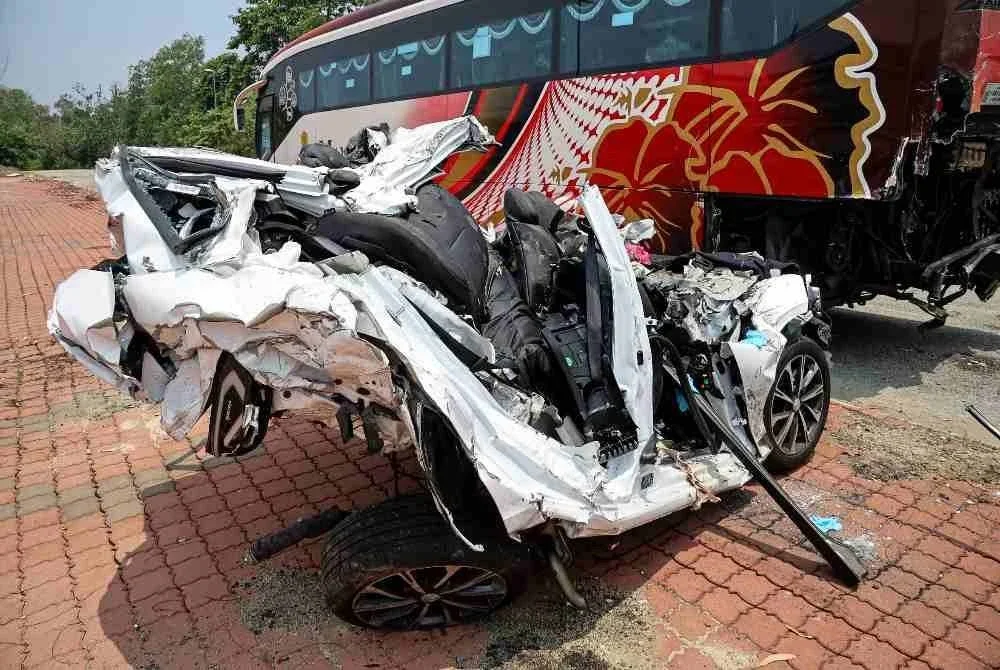 Keadaan kereta Proton S70 yang remuk selepas terlibat dalam kemalangan maut di Kilometer 110.3 Lebuhraya Pantai Timur (LPT1) Lanchang malam tadi, ketika ditempatkan di pekarangan Ibu Pejabat Polis Daerah (IPD) Temerloh. Foto Bernama