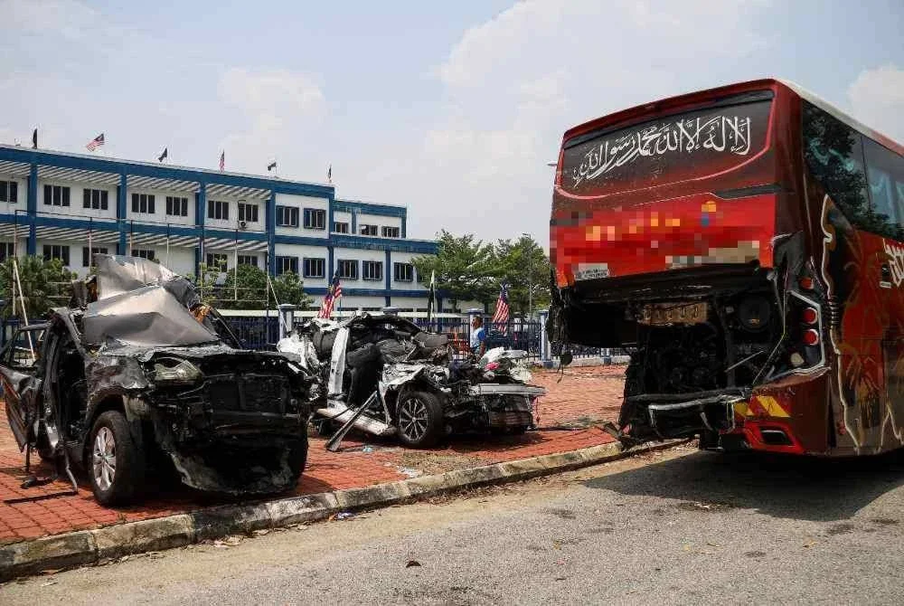 Keadaan beberapa buah kenderaan termasuk kereta Proton S70, Honda CR-V dan sebuah bas ekspres yang remuk ditempatkan di Ibu Pejabat Polis Daerah (IPD) Temerloh bagi tujuan siasatan. Foto Bernama