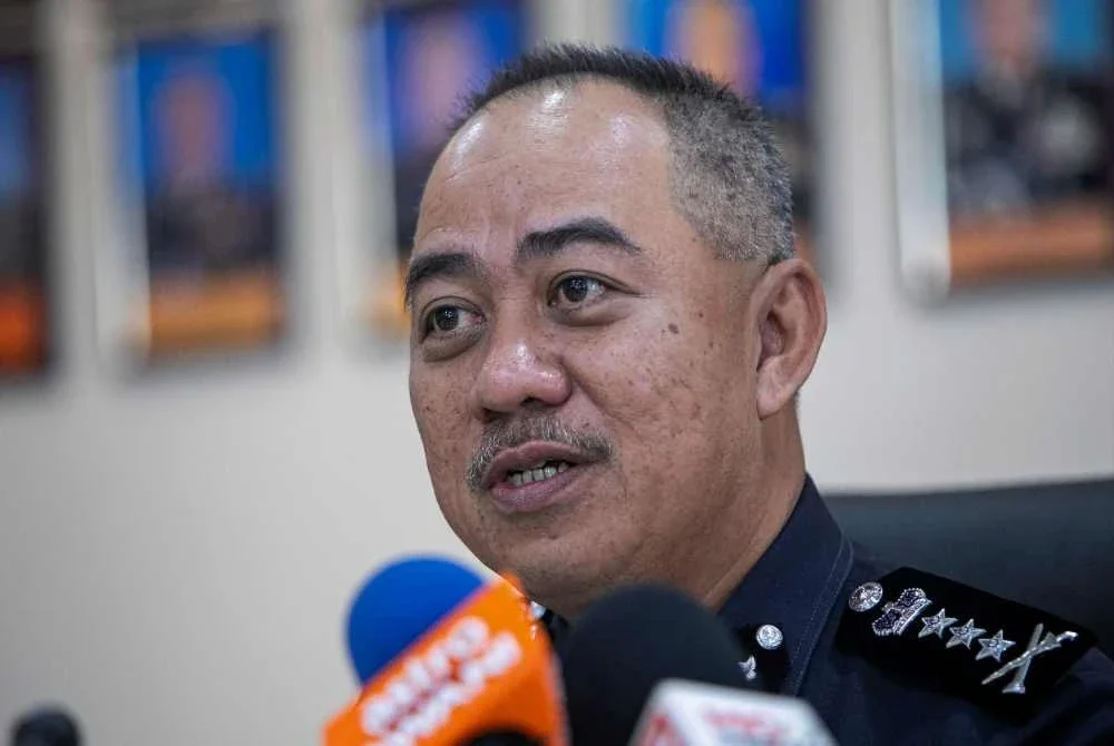 Mohd Alwi bercakap pada sidang media di Ibu Pejabat Polis Daerah (IPD) Sungai Siput hari ini. Foto: Bernama
