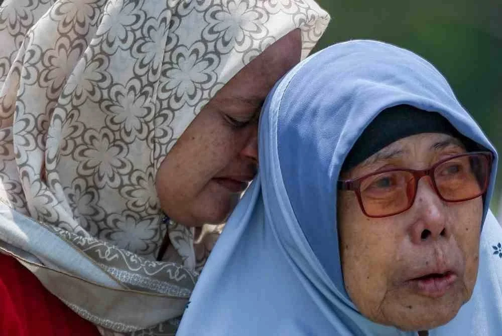 Ahli keluarga tidak dapat menahan kesedihan ketika menunggu perkembangan operasi mencari empat remaja lelaki berusia 16 tahun yang dikhuatiri lemas ketika mandi-manda di Pantai Tanjung Lompat, Tanjung Balau, Penawar, pagi ini. Foto Bernama.
