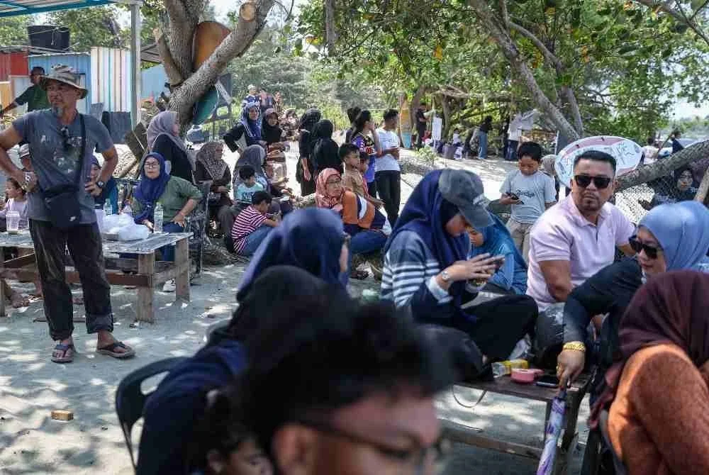 Ahli keluarga setia menunggu perkembangan operasi mencari empat remaja lelaki berusia 16 tahun dan dikhuatiri lemas ketika mandi-manda di Pantai Tanjung Lompat, Tanjung Balau, Penawar, pagi ini. Foto Bernama