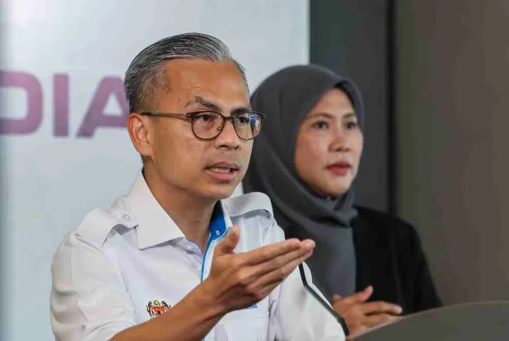 Fahmi bercakap pada sidang media mingguan Kabinet di Menara Komunikasi. Foto Bernama