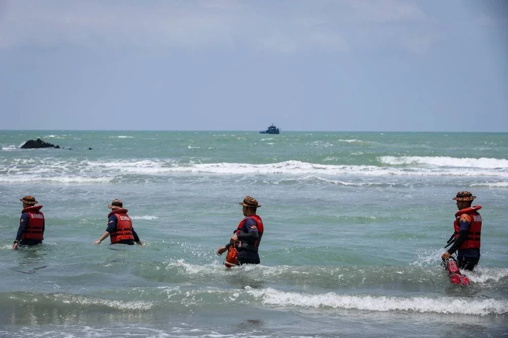 Anggota bomba dan penyelamat menjalankan operasi mencari empat remaja lelaki yang dikhuatiri lemas menggunakan teknik pencarian permukaan air di perairan Pantai Tanjung Lompat, Tanjung Balau, Penawar, di sini hari ini.
Empat remaja berusia 16 tahun itu dikhuatiri lemas ketika mandi-manda di pantai berkenaan pagi ini. - Foto Bernama
