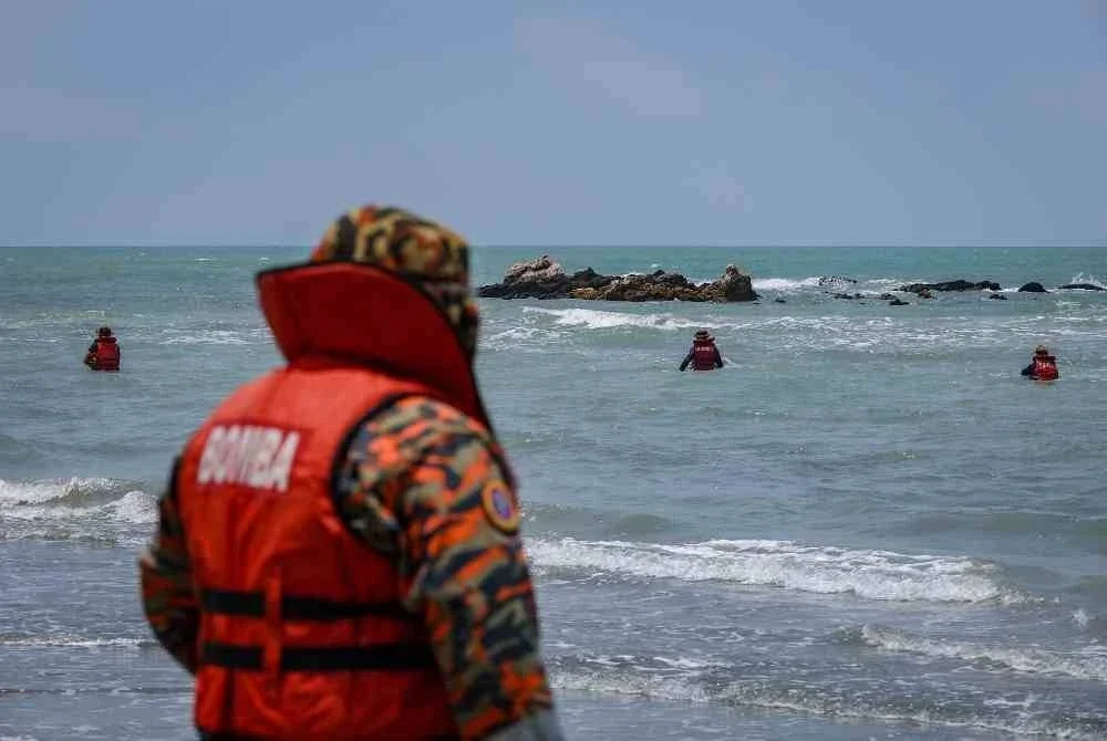Anggota bomba dan penyelamat menjalankan operasi mencari empat remaja lelaki berusia 16 tahun yang dikhuatiri lemas ketika mandi-manda di Pantai Tanjung Lompat, Tanjung Balau, Penawar, menerusi teknik pencarian permukaan air, di sini hari ini. Foto Bernama