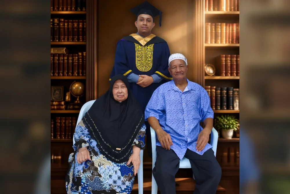 Gambar kenangan Haziq bersama datuk dan opahnya.