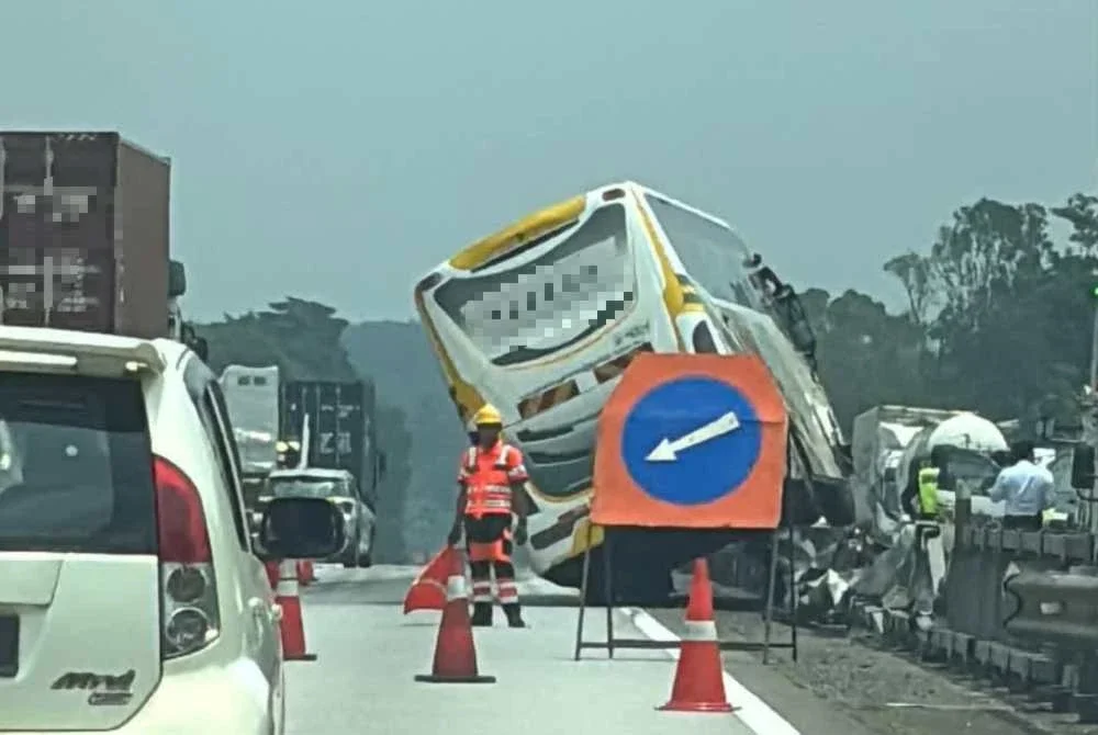 Perkongsian di media sosial oleh pengguna laluan berkenaan menunjukkan bas tersebut terbabas di KM 328.3 Lebuhraya PLUS arah utara.