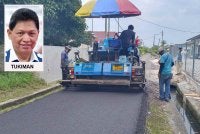 Kerja menaik taraf jalan antara projek pembangunan yang dilaksanakan kontraktor bagi kemudahan penduduk luar bandar. - Gambar hiasan