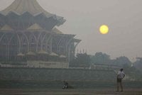  Pemandangan matahari yang suram akibat jerebu dirakam berhampiran Dewan Undangan Negeri Sarawak pada Isnin. Foto Bernama 