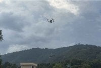 Tujuh mayat diangkut menggunakan dron dari Benighat-3 ke Benighat-5 di bawah pengawasan anggota keselamatan. Foto: Lucia Goni