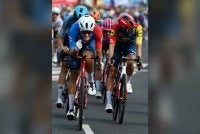 Tronchon (kiri) muncul juara peringkat ke-10 Vuelta a Espana dalam saingan yang mendebarkan di Elche de la Sierra, Sepanyol. Foto: AFP