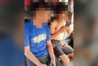 Dua remaja yang diselamatkan orang awam. Foto JBPM Johor
