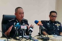 Mohd Alwi (kiri) ketika sidang media di IPD Sungai Siput pada Rabu.