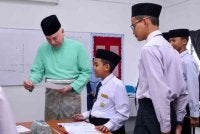 Sultan Nazrin berkenan menyantuni pelajar di dalam kelas sempena Majlis Perasmian SMTDR Lenggong pada 9 Jun lalu.