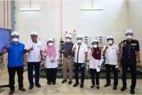Razali (empat dari kanan) hadir merasmikan Majlis Pelancaran Program Pemfluoridaan semula Bekalan Air Awam di LRA Ganchong di sini pada Selasa.FOTO FB IR RAZALI KASSIM