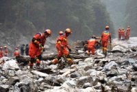 Anggota penyelamat menjalankan operasi mencari dan menyelamat mangsa. Foto fail AFP 