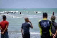 Anggota bomba dan penyelamat menjalankan operasi mencari empat remaja lelaki yang dikhuatiri lemas menggunakan teknik pencarian permukaan air di perairan Pantai Tanjung Lompat, Tanjung Balau, Penawar, di sini hari ini.
Empat remaja berusia 16 tahun itu dikhuatiri lemas ketika mandi-manda di pantai berkenaan pagi ini. Foto Bernama