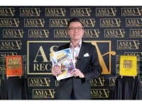 Ketua Pengadil Asia Record, Datuk KK Chua menunjukkan edisi terbaharu buku Asia Record Book of Achievement yang dilancarkan pada 27 Ogos 2026.