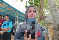 Nur Adriana menunjukkan gambar adiknya, Thaqif.