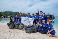 Aranols (belakang, empat dari kanan) bersama sukarelawan Nestlé Sayang Komuniti yang menjayakan usaha pemuliharaan kawasan pantai, mencerminkan komitmen jangka panjang syarikat dalam melindungi alam semula jadi Malaysia.