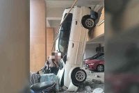 Gambar tular memaparkan keadaan sebuah kereta merempuh tembok parkir sebuah pangsapuri pada Selasa.