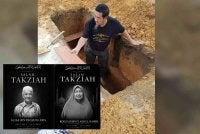 Musa menguruskan pengebumian Roezah selepas kurang 24 jam pemergian Alias di Tanah Perkuburan Islam Changkat Belungkor di sini minggu lalu.