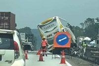 Perkongsian di media sosial oleh pengguna laluan berkenaan menunjukkan bas tersebut terbabas di KM 328.3 Lebuhraya PLUS arah utara.