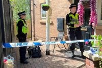Anggota polis kelihatan berada di lokasi susulan kematian seorang bayi perempuan yang baru lahir di Sheffield, London.