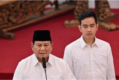 Prabowo (kiri) dan Gibran. FOTO: AFP