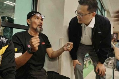 Soon Hin mendengar cerita tentang kejadian daripada salah seorang mangsa di hospital. Foto: FB Yeoh Soon Hin