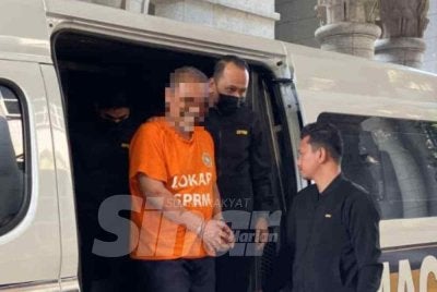  Seorang bekas menteri tiba di pekarangan Kompleks Mahkamah Putrajaya bagi prosiding permohonan tahanan reman.