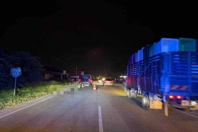 Percutian seorang pelancong berakhir tragedi apabila dia maut selepas dilanggar sebuah kenderaan ketika berjalan kaki di bahu jalan di kilometer 24.5 Jalan Persekutuan Melawi-Kuala Besut, Pasir Puteh pada Selasa. Foto:PDRM