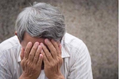  Seorang pesara sebuah syarikat minyak berputih mata apabila semua wang simpanan termasuk hasil gadaian barang kemas bernilai lebih RM1.4 juta lesap angkara 'phone scam'